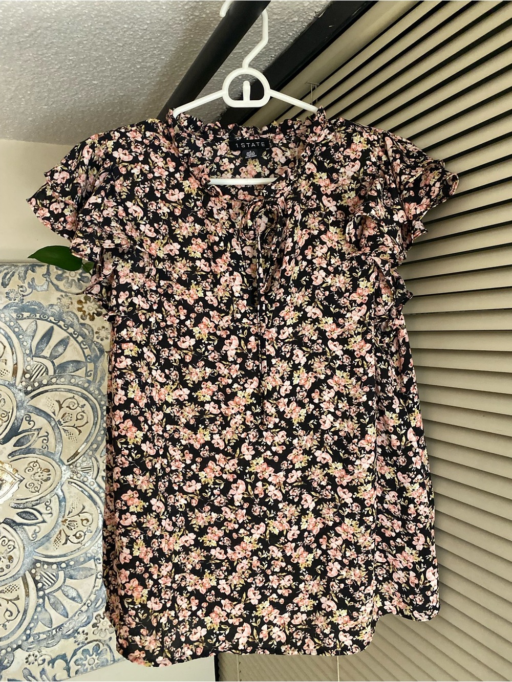 Like-new 1. State Floral Ruffle Short-Sleeve Top in Black and Pink